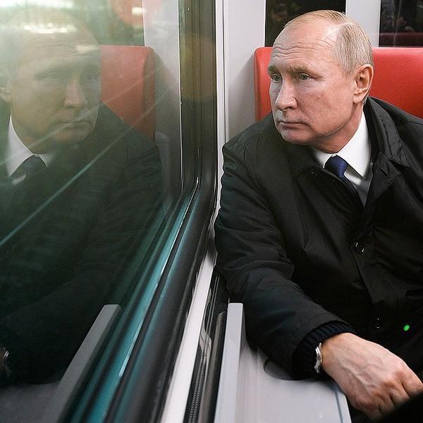 Путин едет в поезде по Крымскому мосту. Трансляция