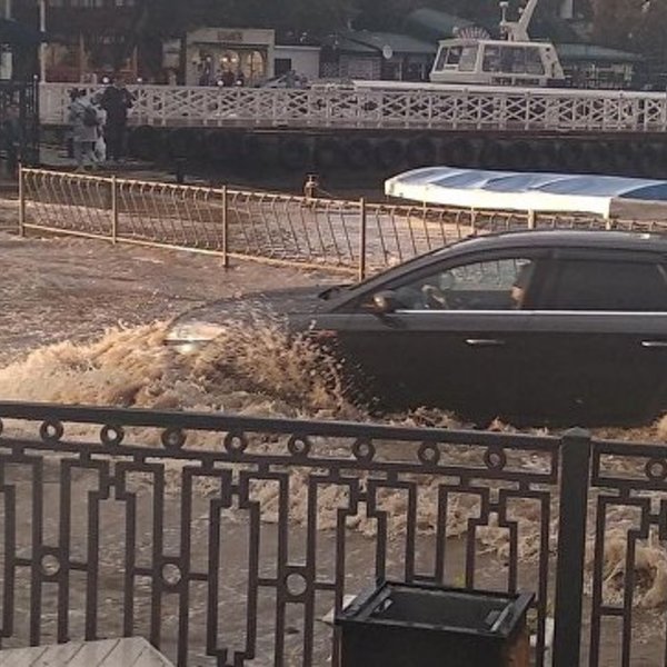 Из-за ливня в Севастополе затопило Артбухту