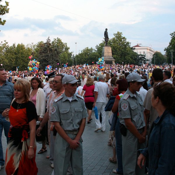 Севастополь последние новости сегодня видео. Севастополь 1 мая 2007. 1 Мая Радуга Севастополь. 1976 1 Мая Севастополь. Вид Севастополя 1 мая 2016.