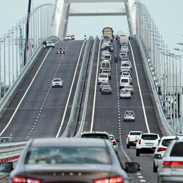 В январе по Крымскому мосту прокатились 200 тысяч машин