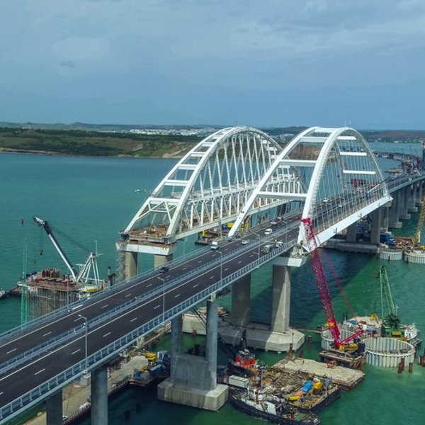Крымский мост заработает раньше срока, пообещал Путин