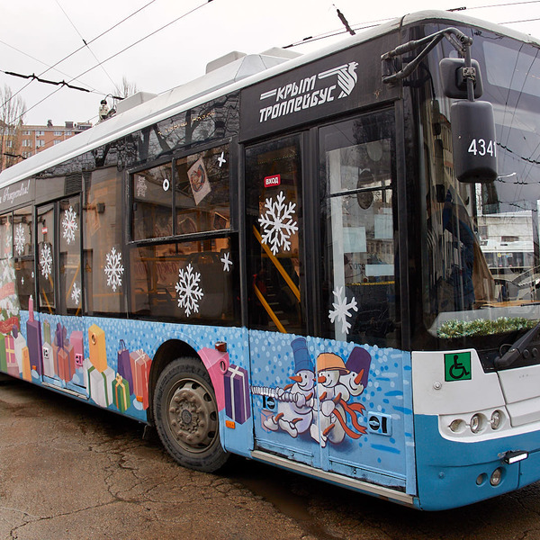 По Крыму уже ездят новогодние троллейбусы