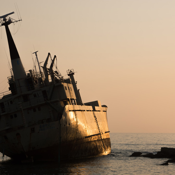 Нефтесборное судно уже год ржавеет на рейде в Алуште