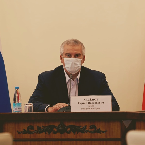 Аксенов признался, что на него давят с требованием закрыть Крым