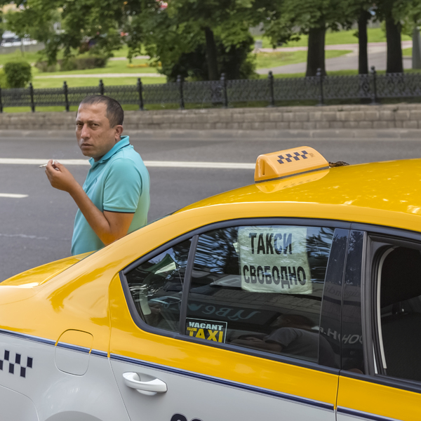 Водитель такси симферополь. Водитель такси. Симферопольский таксист.