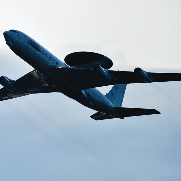 Самолет США чуть нос не сунул в створ Крымского моста
