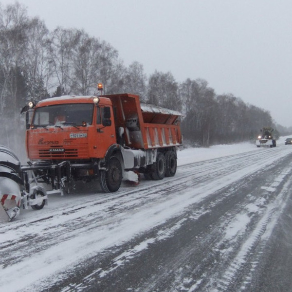 Трассу «Таврида» расчищали до снега девять машин