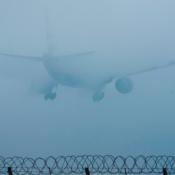 Несмотря на накрывающий Крым туман, самолеты пока летают по расписанию