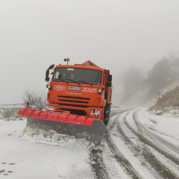 Дороги на Ай-Петри уже во всю очищают от снега