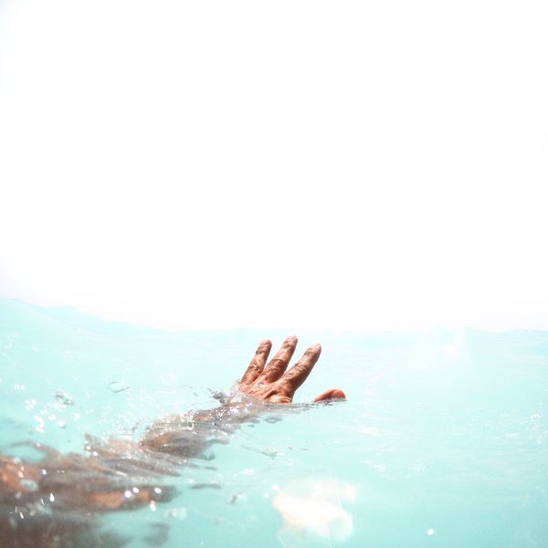За жизнь утонувшей девушки в Феодосии боролись врачи
